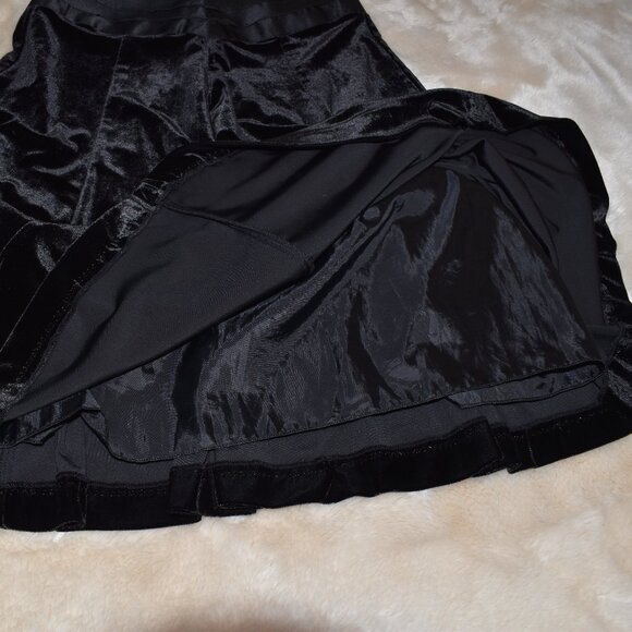 Black Velvety Below Knee Skirt Satin Trim Size Small Italian Fabric - Picture 3 of 10